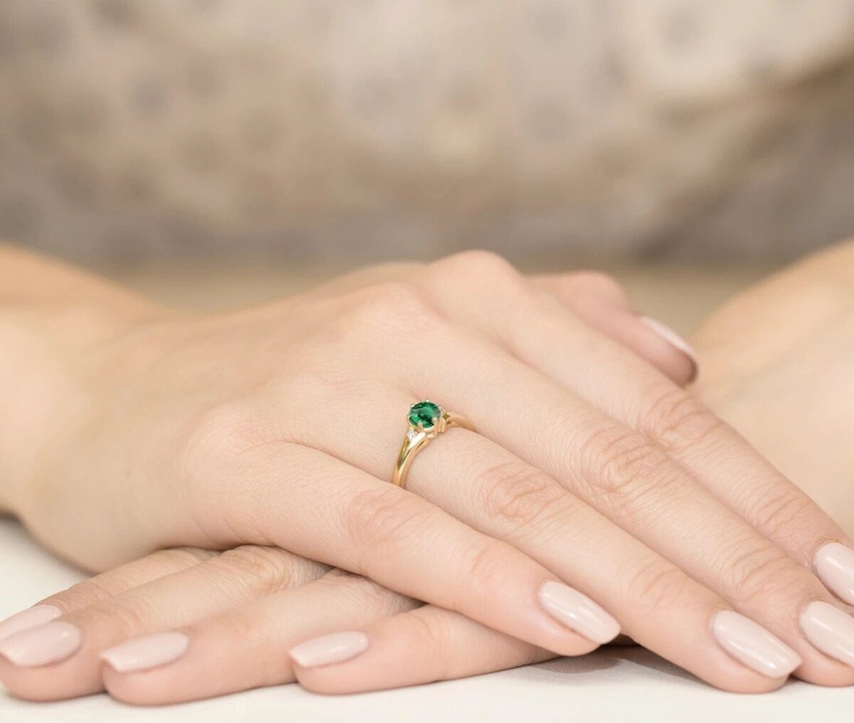 pierścionek zaręczynowy ze szmaragdem